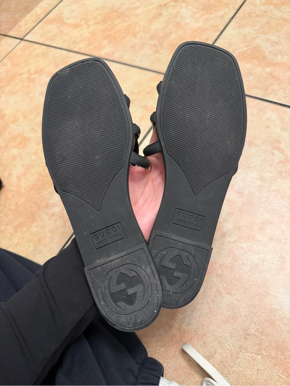 Gucci Black Rubber Interlocking G Slide Sandals - Picture 4 of 4